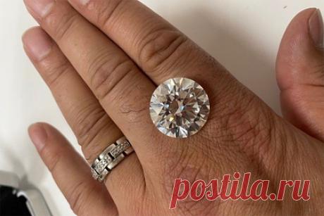 Женщина нашла бриллиант стоимостью 194 миллиона рублей во время уборки дома. 70-летняя британка наводила порядок дома и нашла несколько украшений, которые приняла за дешевую бижутерию. Женщина собиралась выбросить ненужный хлам, но соседка посоветовала ей сначала показать находки оценщику. Один из камней оказался настоящим бриллиантом весом 34 карата.