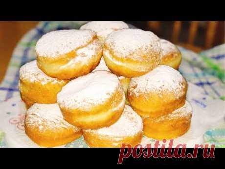 ПОСТНЫЕ ПОНЧИКИ. ВОЗДУШНЫЕ КАК ОБЛАКОИнгредиенты :
25-30 гр. свежих дрожжей,
3 ст. л. сахара,
1 ч. л. соли,
400 мл. тёплой воды,
ванилин,
тёртая цедра 1 лимона,
100 мл. подсолнечного масла,
250 мл. газированной воды,
800-900 гр. просеянной муки. 
Подсолнечное масло для жарки. 
Сахарная пудра для посыпания. .