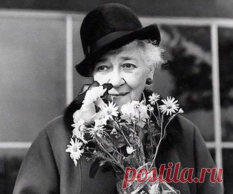 Главное — ЖИВОЙ жизнью жить, а не по закоулкам ПАМЯТИ шарить. 
 Фаина Раневская