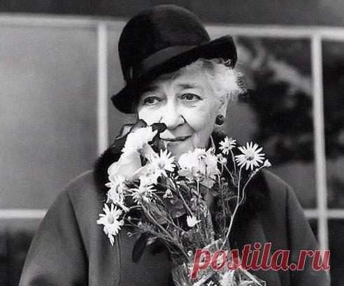 Главное — ЖИВОЙ жизнью жить, а не по закоулкам ПАМЯТИ шарить. 
 Фаина Раневская