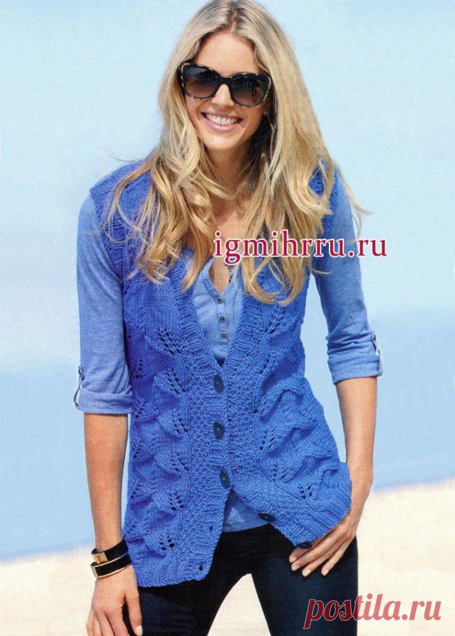 Синий шерстяной жилет с узором из ажурных «листьев», от немецких дизайнеров. Вязание спицами