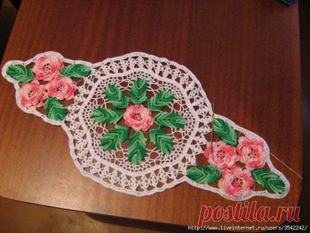 ВЯЖЕМ РОЗУ В ЦЕНТРЕ САЛФЕТКИ...