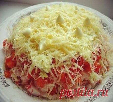Салат "Песцовая шубка" - нежно, вкусно, просто! Рецепт под фото. Ставьте "Класс!", чтобы сохранить его на своей страничке.
Потребуется:
крабовые палочки 200 грамм, 
2 помидора, 
1 салатный перец, 
100 грамм сыра, 
2 яйца. 
ПРИГОТОВЛЕНИЕ:
Сыр и яйца натереть на мелкой терке, остальное нарезать кубиками. Все слои слегка промазать майонезом. Сверху украсить тёртым сыром и майонезом. Приятного аппетита!