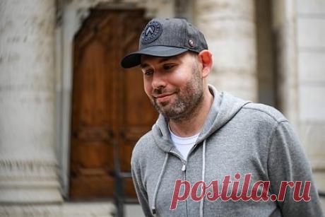 Против Слепакова потребовали возбудить уголовное дело за песню. Против внесенного в реестр иноагентов Семена Слепакова потребовали возбудить уголовное дело за оскорбительную песню «Нерусский». В опубликованной в сети упомянутой песне исполнитель спародировал артиста SHAMAN, что возмутило российских общественников. По словам «Ветеранов России», ее строки унижают достоинство.