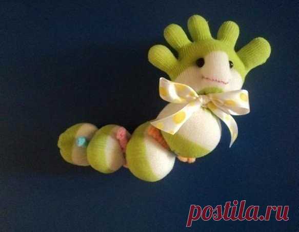 Веселая гусеница из носка