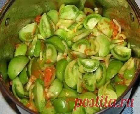 26 СУПЕР РЕЦЕПТОВ ИЗ ЗЕЛЕНЫХ ПОМИДОРОВ 
На любой вкус! 
1. Зеленые помидоры «пальчики оближешь» 

На 3 кг. помидоров 
200 гр. зелени: петрушка, укроп, листья вишни 
(или смородины) 
100 гр. репчатого лука (я в каждую банку 
нарезала по пол луковицы) 
1 головка чеснока 
Заливка: 
3 литра воды 
9 ст. ложек сахара 
2 ст. ложки соли 
2-3 штуки лаврового листа 
5 горошин перца душистого 
1 стакан 9% уксуса 
Растительное масло (берется из расчета 
1 ст. ложка на литровую банку) ...
