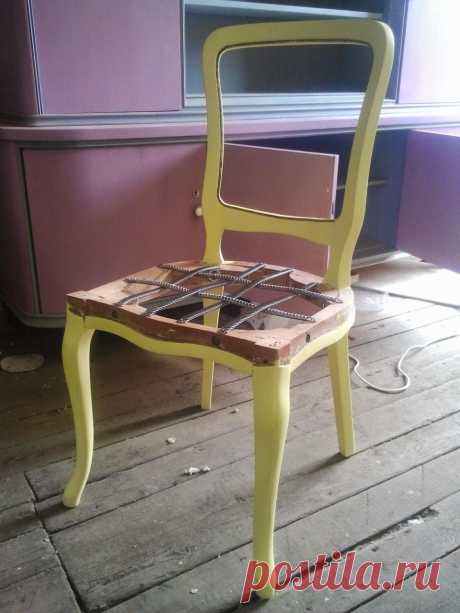 Меняем обивку и красим стулья | Своими руками