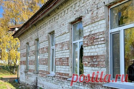 Власти российского региона сообщили о пяти ударах по приграничному селу. Зафиксировано пять ударов со стороны Украины по селу Гуево, находящемуся в приграничной Курской области. Об этом сообщил губернатор региона Роман Старовойт в своем Telegram-канале. По его словам, осколки от взрывов повредили здания ДК, у которого были выбиты стекла и посечен фасад.