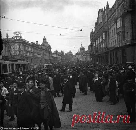Автор фото: Сергей Васильевич Челноков. Москва. На Театральном проезде  пробка образовалась. На крыше переднего трамвая установлена реклама: “Калинкинъ пиво воды” |  Клад сделанный прадедом: &quot;Один снимок стоил, как корова...&quot;