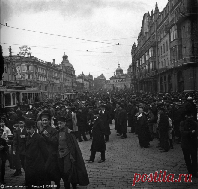 Автор фото: Сергей Васильевич Челноков. Москва. На Театральном проезде  пробка образовалась. На крыше переднего трамвая установлена реклама: “Калинкинъ пиво воды” |  Клад сделанный прадедом: "Один снимок стоил, как корова..."