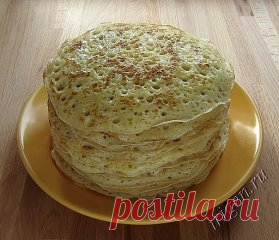 Блины с манкой получаются очень аппетитными, пышными, с дырочками. 
Ингредиенты: (на 14 блинов)
•1 стакан манки; 
•1 стакан муки; 
•1 чайная ложка сухих дрожжей; 
•1 столовая ложка сахара; 
•половина чайной ложки соли; 
•1 яйцо; 
•2 столовые ложки оливкового масла; 
•200 мл молока; 
•200 мл теплой воды; 
•50 г сливочного масла для смазки блинов. 
Приготовление блинов с манкой 
Смешать сухие продукты: просеянную муку, манку, дрожжи, 
соль и сахар. Яйцо взбить с молоком, вылить в смесь сухих проду