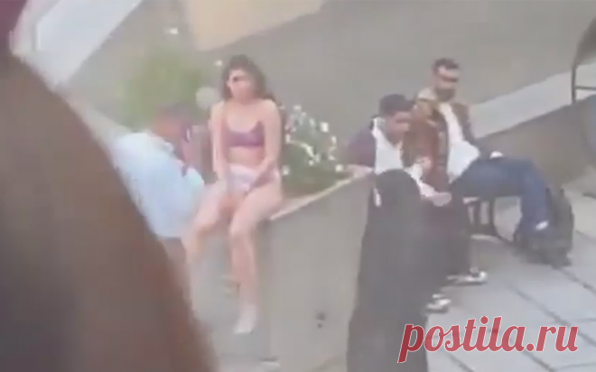 Иранская студентка разделась на улице в знак протеста против хиджаба. Девушка подверглась преследованию за неправильное ношение хиджаба и разделась, после чего ее затолкали в машину и увезли неизвестные. Сейчас в Иране обсуждают законопроект, ужесточающий правила ношения исламской одежды для женщин