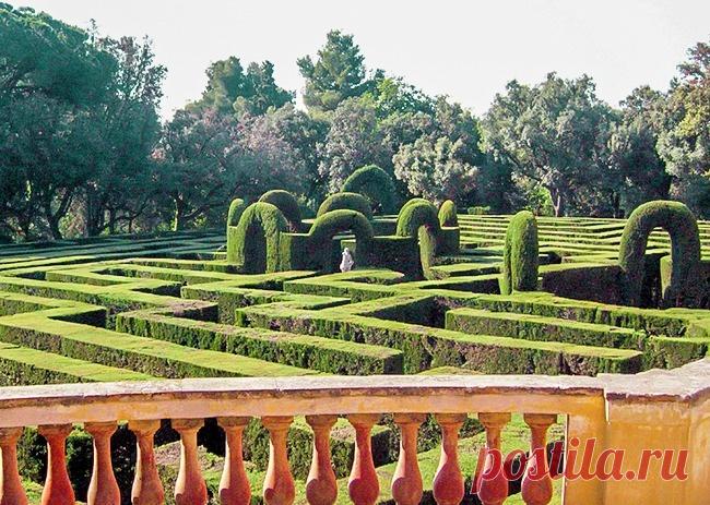 Испания.«Лабиринт Орта» — исторический и старейший парк в Барселоне, который был заложен в конце XVIII века как неоклассический сад. Это место, богатое живыми изгородями, клумбами, беседками, каналами, было излюбленным для проведения культурных и общественных мероприятий. Сегодня в парк может попасть небольшое число посетителей в день.17 крутейших местечек, о которых бессовестно умалчивают путеводители