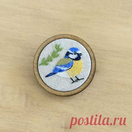 Broche Herrerillo - Arorua Broche bordado a mano con el dibujo de un Herrerillo. Pieza única de artesanía inspirada en la naturaleza.