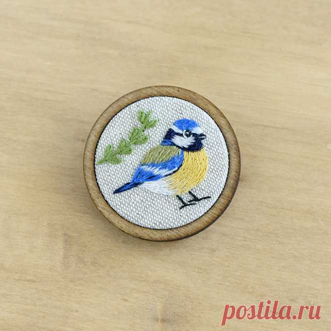 Broche Herrerillo - Arorua Broche bordado a mano con el dibujo de un Herrerillo. Pieza única de artesanía inspirada en la naturaleza.