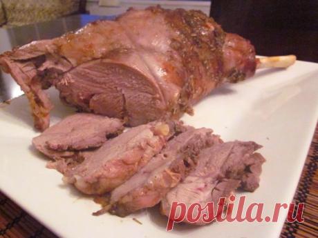 Баранья нога с розмарином и чесноком