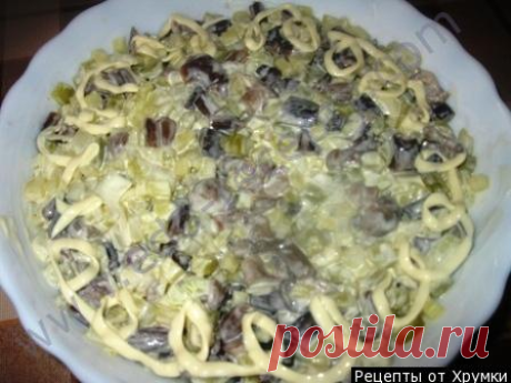 Салат с опятами маринованными и маринованными огурцами