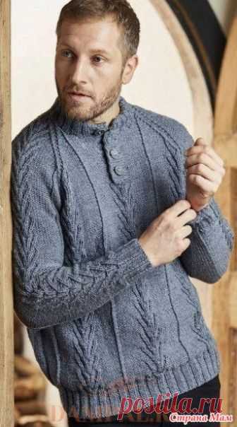 . Мужской джемпер «Oban» Мужской джемпер с рукавом реглан связан ненавязчивым рисунком и имеет застёжку на горловине.  Описание джемпера от дизайнера Pat Menchini переведено из журнала “The Knitter”. Размеры: