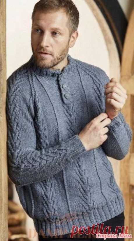 . Мужской джемпер «Oban» Мужской джемпер с рукавом реглан связан ненавязчивым рисунком и имеет застёжку на горловине.  Описание джемпера от дизайнера Pat Menchini переведено из журнала “The Knitter”. Размеры: