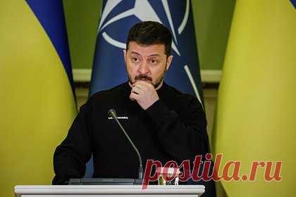 В США раскритиковали подход Зеленского к украинскому конфликту. Отказ президента Украины Владимира Зеленского признать поражение и пойти на мирные переговоры приведет Киев к краху. Об подходе украинского лидера к конфликту пишут экс-посол США в Саудовской Аравии Дэвид Рунделл и бывший политический советник Центрального командования США Майкл Гфеллер.