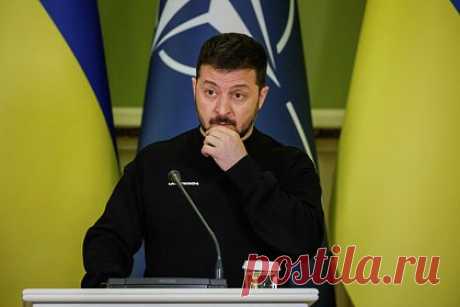 В США раскритиковали подход Зеленского к украинскому конфликту. Отказ президента Украины Владимира Зеленского признать поражение и пойти на мирные переговоры приведет Киев к краху. Об подходе украинского лидера к конфликту пишут экс-посол США в Саудовской Аравии Дэвид Рунделл и бывший политический советник Центрального командования США Майкл Гфеллер.