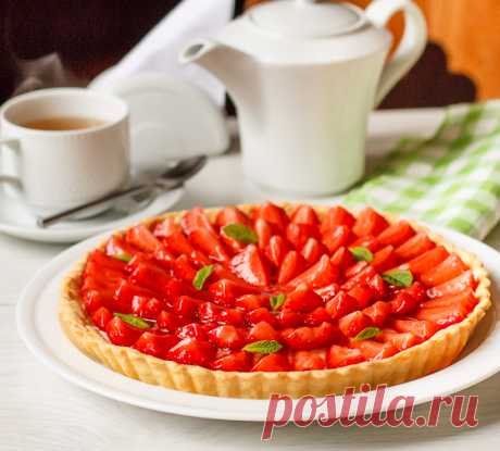 Клубничный тарт с заварным кремом на Вкусном Блоге Акция “Ударим клубникой по майским будням” продолжается. Сегодня у нас – вкусный-вкусный тарт со свежей клубникой. Под ягодами – заварной крем. Лично я обычно заварной крем не люблю, но этот просто прекрасен – готова ложками его есть 🙂 Думаю, вы понимаете, что на месте клубники может быть любая другая свежая…