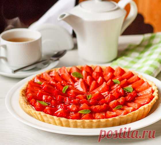 Клубничный тарт с заварным кремом на Вкусном Блоге Акция “Ударим клубникой по майским будням” продолжается. Сегодня у нас – вкусный-вкусный тарт со свежей клубникой. Под ягодами – заварной крем. Лично я обычно заварной крем не люблю, но этот просто прекрасен – готова ложками его есть 🙂 Думаю, вы понимаете, что на месте клубники может быть любая другая свежая…