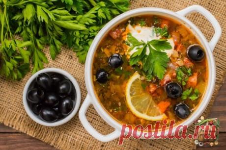 Моя любимая солянка — самый правильный рецепт! 

Вкуснее супчика я не пробовала 

Ингредиенты (на 3 л): 

 300 - 500 г говядины 
 около 5 видов различных мясных деликатесов общим весом около 300 - 500 гр 
 150 г лука 
 200 г соленых огурцов 
 4 - 5 ст.л. томатной пасты 
 3 ст.л. каперсов 
 черный перец 
 3-4 лавровых листа 
 растительное масло 
 лимон 
 зелень 
 маслины или оливки 

Способ приготовления: 

1. Ставим варить мясо. Бульон для солянки правильный – должен быть ...