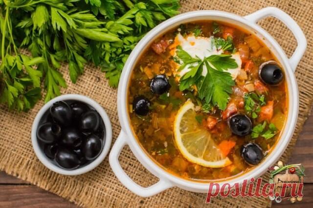 Моя любимая солянка — самый правильный рецепт! 

Вкуснее супчика я не пробовала 

Ингредиенты (на 3 л): 

 300 - 500 г говядины 
 около 5 видов различных мясных деликатесов общим весом около 300 - 500 гр 
 150 г лука 
 200 г соленых огурцов 
 4 - 5 ст.л. томатной пасты 
 3 ст.л. каперсов 
 черный перец 
 3-4 лавровых листа 
 растительное масло 
 лимон 
 зелень 
 маслины или оливки 

Способ приготовления: 

1. Ставим варить мясо. Бульон для солянки правильный – должен быть ...