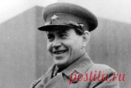 С именем Николая Ежова связана одна из самых страшных страниц в отечественной истории – «Большой террор». Страницы жизни самого наркома внутренних дел представляют не менее жуткую и загадочную картину. «Считаю необходимым довести до сведения следственных органов ряд фактов, характеризующих мое морально-бытовое разложение, - напишет Николай Ежов в камере особой тюрьмы НКВД. - Речь идет о моем давнем пороке – педерастии».