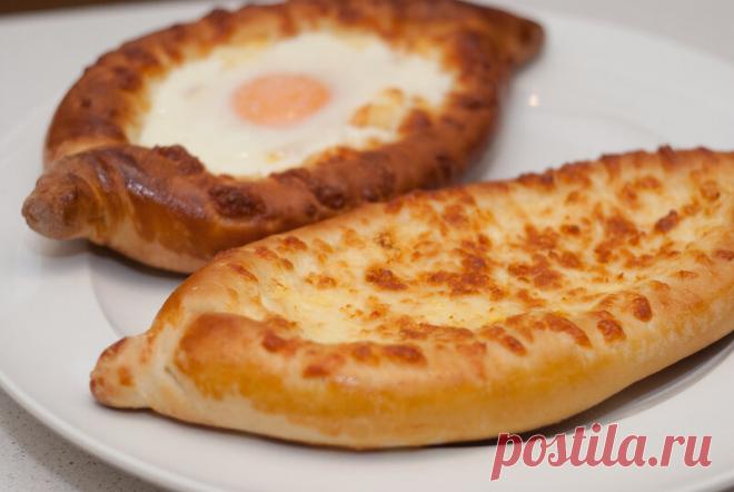 Хачапури Аджарское, Имеретинское. Посмотреть на Яндекс.Фотках Буду краток! Всё как всегда у меня просто! Потому как нет времени у отца двоих детей, мужа, в будние дни осуществлять гастрономические подвиги и творить всякие там муравьиные попки под сахарной пудрой:) Ну и тем кто просил фото процесса, под кат Для теста: 500гр. муки…