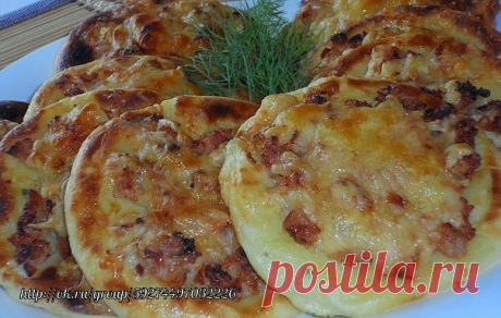 Картофельные ватрушки с курицей 
 
Ингредиенты: 
Для картофельных ватрушек: 
- пол кило картошки 
- 1 яйцо 
- 0.5 чайной ложки соли 
- 2 столовых ложки муки 
- зелень 
- сыр 
Для начинки: 
- 250 грамм куриного фарша 
- 2 луковицы 
- специи 
- 1 столовая ложка майонеза 
- немного чеснока 
 
Приготовление: 
Фарш обжарить с луком и специями с добавлением чеснока и майонеза.Картофель сварить в подсоленной воде, воду слить, картофель размять, добавить яйцо, муку, зелень. Тесто ...