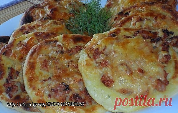 Картофельные ватрушки с курицей 
 
Ингредиенты: 
Для картофельных ватрушек: 
- пол кило картошки 
- 1 яйцо 
- 0.5 чайной ложки соли 
- 2 столовых ложки муки 
- зелень 
- сыр 
Для начинки: 
- 250 грамм куриного фарша 
- 2 луковицы 
- специи 
- 1 столовая ложка майонеза 
- немного чеснока 
 
Приготовление: 
Фарш обжарить с луком и специями с добавлением чеснока и майонеза.Картофель сварить в подсоленной воде, воду слить, картофель размять, добавить яйцо, муку, зелень. Тесто ...