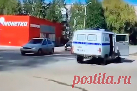 Российский полицейский выпал из служебной машины и попал на видео. В Краснокамске Пермского края полицейский на ходу выпал из служебного автомобиля. На кадрах видно, как полицейский УАЗ быстро трогается с места, а затем задняя дверь машины открывается и из нее спиной назад выпадает сотрудник правоохранительных органов. В МВД отметили, что он не пострадал.