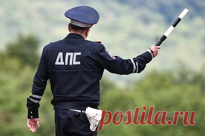 Диверсанты в Белгородской области скрылись на двух машинах. В Белгородской области правоохранительные органы ведут поиск двух автомобилей, на которых скрылись украинские диверсанты. Разыскиваются серебристый Geely и белая «Ока». В регионе введен план «Перехват». Владелец Geely заявил, что его машина стоит в гараже в селе Козинка Грайвороновского округа, куда зашли диверсанты.