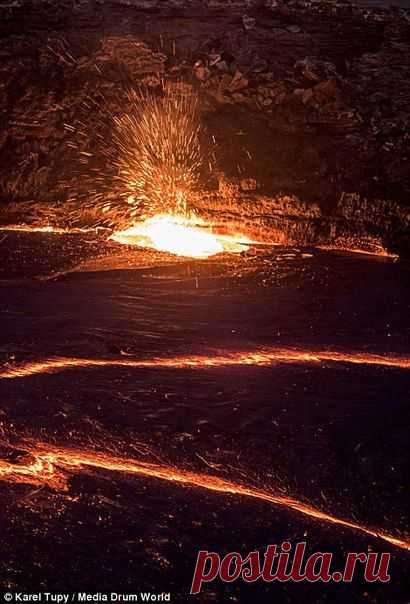 Фотограф сделал уникальные кадры лавы  / Экстремальный досуг