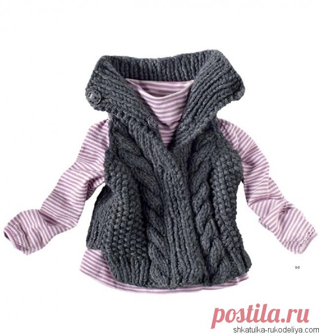 Детская жилетка спицами Детская жилетка спицами с большим воротником. Жилет из толстой пряжи для девочки 