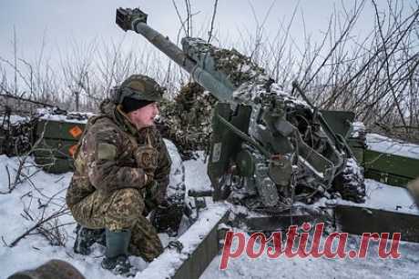 Российские войска взяли важные высоты неподалеку от Артемовска. Российские войска контролируют примерно треть поселка Богдановка, они сумели закрепиться на высотах, окружающих населенный пункт, и постепенно замыкают его «в клещи». Об этом рассказал «Ленте.ру» представитель Добровольческого штурмового корпуса (ДШК) Алексей Селиванов.