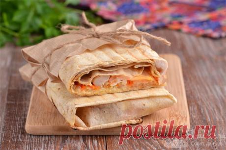 Шаурма с курицей и овощами.

Домашняя ароматная шаурма из курицы, тонкого лаваша и сочных овощей. Для особенного вкуса добавим морковь по-корейски, а в майонез хмели-сунели и сок лимона. Используем кетчуп для шашлыка и гриля, который добавит шаурме аромат костра. Лаваш сверху получится хрустящим, если шаурму поджарить на гриле.