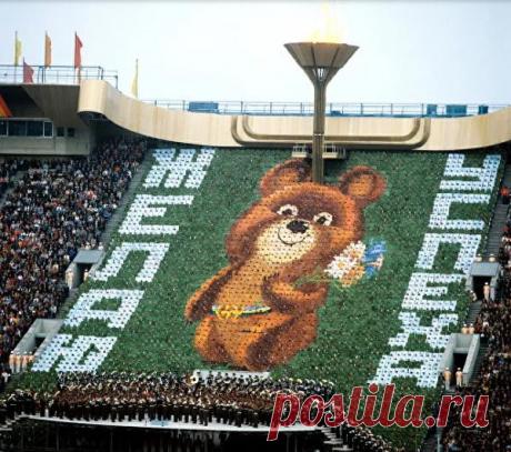 Модное наследие Олимпиады-80 до сих пор с нами
Пока наши берут золото за золотом, стилисты Персоны вспомнили о колоссальном влиянии Олимпиады-80 на советскую, а впоследствии и российскую моду. И сегодня креативные дизайнеры везде и всюду «проталкивают» сладенького олимпийского мишку, Adidas стал абсолютным российским культом, а олимпийки, кеды, треники, спортивные квадратные сумки задержались у...
Читай дальше на сайте. Жми подробнее ➡