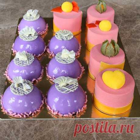 Пирожные, 2 вкуса:
 с кокосом, манго и маракуйей
и скромные фиалковые с черной смородиной🎂😍
#тортназаказдмитров #муссовыйтортдмитров#шоколадныйдекор #пирожноеназаказдмитров