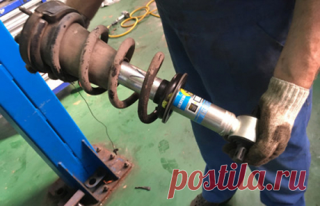 Как просто и быстро проверить амортизаторы автомобиля без раскачки Многие автомобилисты слышали про самый старый, по-настоящему «дедовский» способ проверки степени изношенности амортизаторов автомобиля при помощи раскачки. Суть его предельно проста: раскачиваем кузов автомобиля и отпускаем, если он не останавливается на третий качок, то с амортизаторами есть проблемы и они нуждаются в ремонте или замене. Проблема в том, что с этим способом не все так гладко. Зато есть друг...