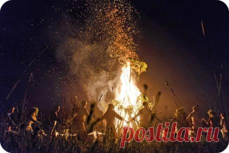 Игры, хороводы и песни на празднике Купалы (Часть вторая) 

В традицию проведения праздника Купала для молодёжи входили хороводы, купальские песни и игры. Дело в том, что такие игры, действительно, помогают выплеснуть лишнюю энергию (в том числе сексуальную). Наши Предки в хороводах, играх, удерживали свою энергию на уровне сердечного центра и обучались раскручивать вихри детородной силы, чтобы в будущем создать добродетельное потомство.
Показать полностью…