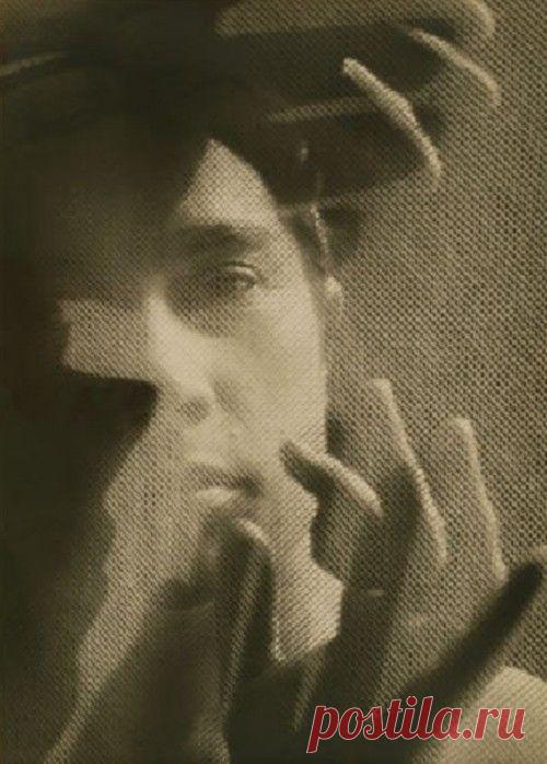 Всегда найдется женская рука,
чтобы она, прохладна и легка,
жалея и немножечко любя,
как брата, успокоила тебя.

Всегда найдется женское плечо,
чтобы в него дышал ты горячо,
припав к нему беспутной головой,
ему доверив сон мятежный свой.

Всегда найдутся женские глаза,
чтобы они, всю боль твою глуша,
а если и не всю, то часть ее,
увидели страдание твое.

Но есть такая женская рука,
которая особенно сладка,
когда она измученного лба
касается, как вечность и судьба.

Но есть...