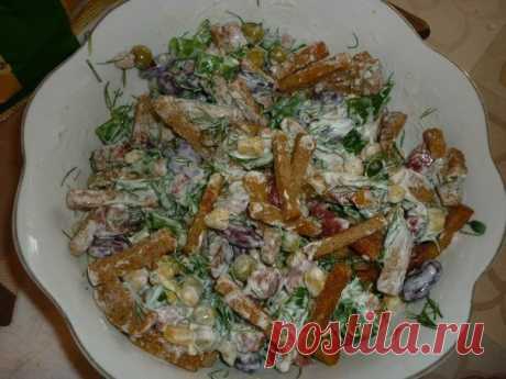 Салат "Охотничий"
Рецепт:
горошек зелёный, кукуруза, красная фасоль(без томат. пасты), нарезанная кубиками и обжаренная краковская колбаса, зелень(лук, укроп, петрушка), майонез, ржаные сухарики положить перед подачей.
Самым первым гости съедают именно этот салат!!!