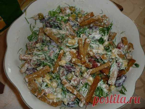 Салат "Охотничий"

Рецепт:

горошек зелёный, кукуруза, красная фасоль(без томат. пасты), нарезанная кубиками и обжаренная краковская колбаса, зелень(лук, укроп, петрушка), майонез, ржаные сухарики положить перед подачей.
Самым первым гости съедают именно этот салат!!!