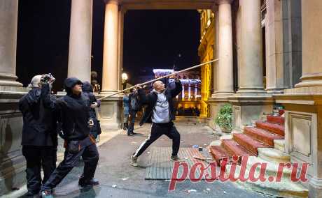 Кремль заявил о попытке третьих сил спровоцировать беспорядки в Сербии. Беспорядки в Сербии пытаются спровоцировать «третьи силы», в том числе из-за рубежа, однако руководство республики обеспечит законность в стране, считает пресс-секретарь президента России Дмитрий Песков