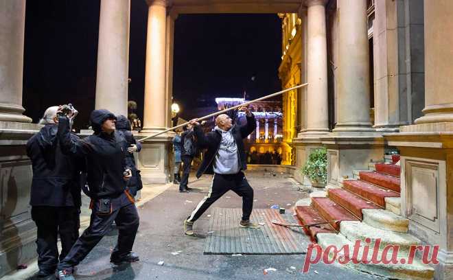 Кремль заявил о попытке третьих сил спровоцировать беспорядки в Сербии. Беспорядки в Сербии пытаются спровоцировать «третьи силы», в том числе из-за рубежа, однако руководство республики обеспечит законность в стране, считает пресс-секретарь президента России Дмитрий Песков