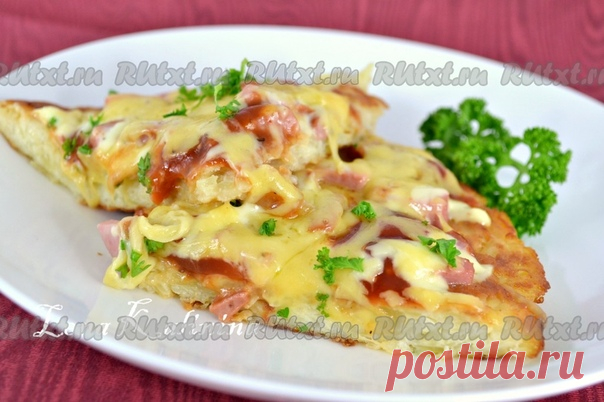 Картофельная пицца на сковороде от Елены Калининой

Картофельная пицца на сковороде - замечательное очень вкусное блюдо, которое можно быстро приготовить для перекуса, на завтрак или к ужину. Готовится из простых продуктов буквально за 15 минут. Основой является обжаренный корж из отварного картофеля, сверху - сыр, а начинкой может быть все, что вам нравится: колбаса, отварное мясо, ветчина, рыба и т.д.
Для приготовления картофельной пиццы на сковороде понадобится:
картофе...