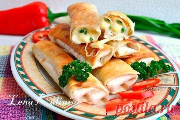 Лаваш, жареный с сыром. 

Ингредиенты:
лаваш тонкий - 2 шт. 
сыр 